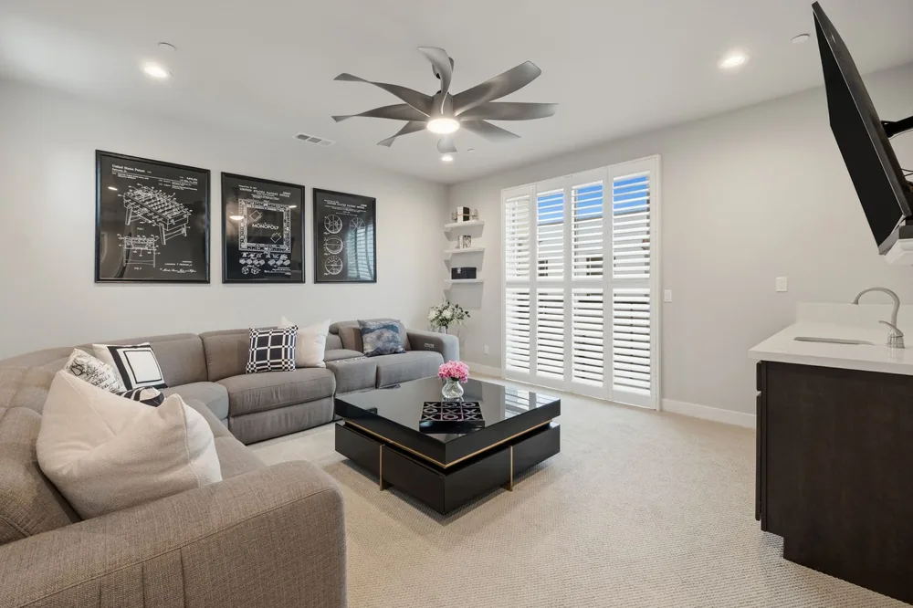 Third-floor bonus room / loft with wet bar